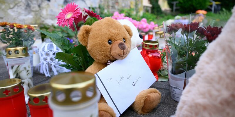 Ein Brief mit der Aufschrift «In Liebe für Valeriia», Teddybären, Blumen und Kerzen sind in der Nähe der Wohnung des getöteten Mädchens auf dem Fußweg abgelegt. - Foto: Robert Michael/dpa