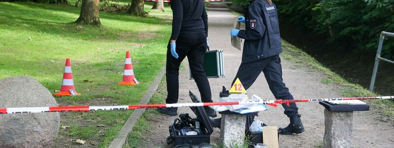 Ermittler sind nach dem SEK-Einsatz in Hamburg im Einsatz. - Foto: Bodo Marks/dpa