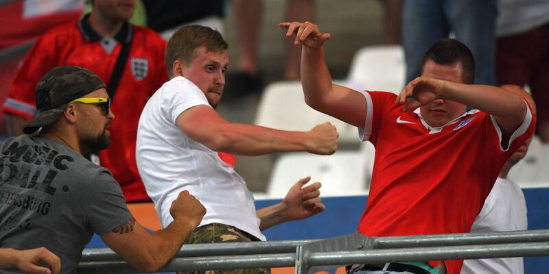 Mit Grenzkontrollen und weiteren Maßnahmen wollen die deutschen Behörden Ausschreitungen von Hooligans bei dieser EM verhindern. - Foto: Peter Powell/dpa