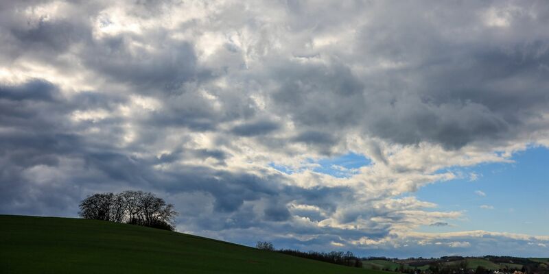 Für das erste Fußball-EM-Wochenende wird vielerorts Regen und Wind erwartet. - Foto: Jan Woitas/dpa