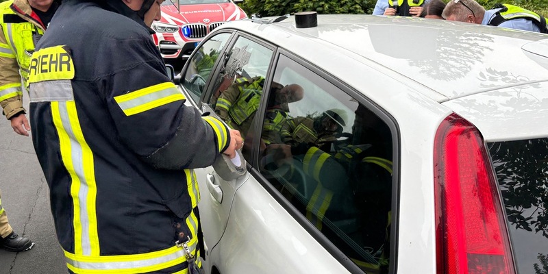 FF Goch: Feuerwehr befreit 1jähriges Mädchen - Foto: presseportal.de