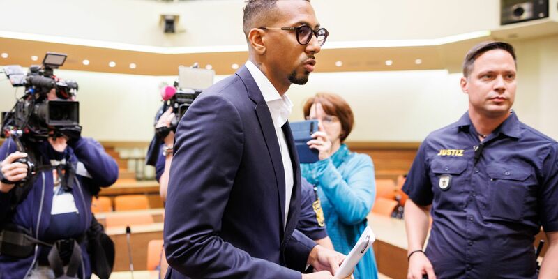 Jérôme Boateng betritt zu Prozessbeginn einen Gerichtssaal des Landgerichts München. - Foto: Matthias Balk/dpa