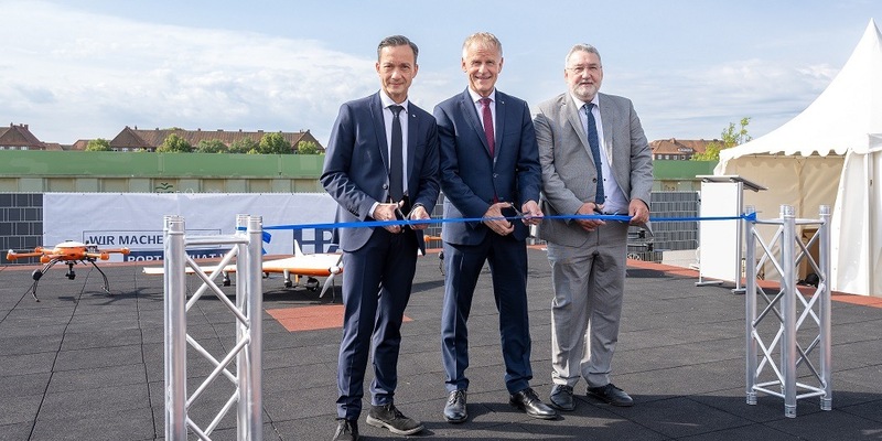 POL-HH: 240614-4. Flugdrohnen und Roboterhunde: unbemannte Systeme bieten neue Arbeitsmethoden im heute eröffneten dronePORT Hamburg - Foto: presseportal.de