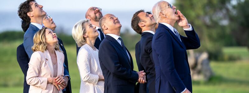 Justin Trudeau (l-r), Fumio Kishida, Giorgia Meloni, Ursula von der Leyen, Charles Michel, Olaf Scholz, Emmanuel Macron und Joe Biden beobachten Fallschirmspringer am Himmel, beim Gipfeltreffen der G7-Staaten in Borgo Egnazia bei Bari. - Foto: Michael Kappeler/dpa