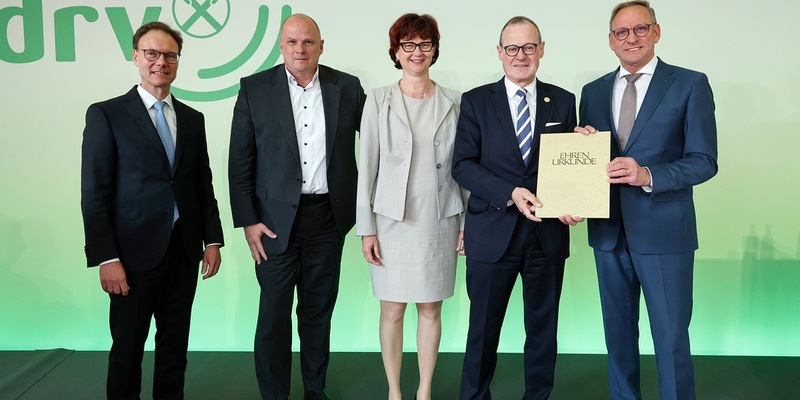 Jörg Migende bei DRV-Mitgliederversammlung: Machen ist der Kern von Genossenschaften / Höchste Ehrung: Raiffeisen-Medaille für Dr. Roman Glaser - Foto: presseportal.de