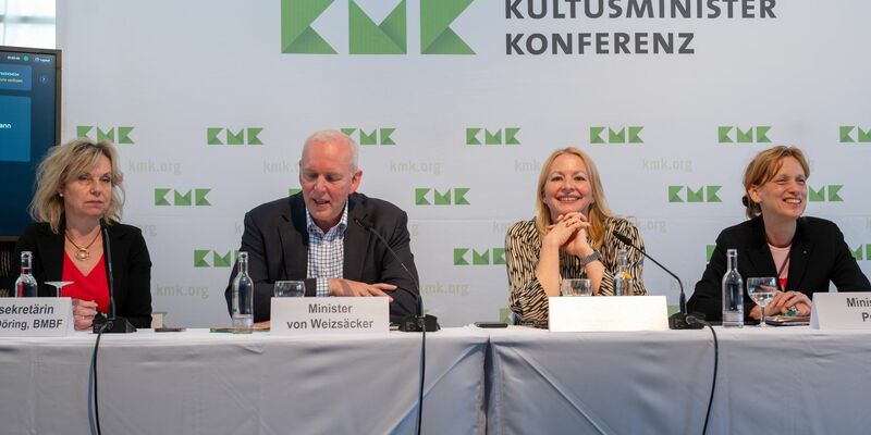 Staatssekretärin Sabine Döring aus dem Bundesministerium für Bildung und Forschung (l-r), Saarlands Wissenschaftsminister Jakob von Weizsäcker, die saarländische Bildungsministerin Christine Streichert-Clivot und Schleswig-Holsteins Bildungsministerin Karin Prien bei der Kultusministerkonferenz im Weltkulturerbe Völklinger Hütte. - Foto: Harald Tittel/dpa