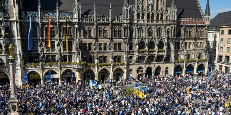 Der Münchner Marienplatz ist voll - vor allem mit schottischen Fans. - Foto: Stefan Puchner/dpa