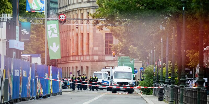 In Berlin wurden Teile einer Fanzone gesperrt. - Foto: Christoph Soeder/dpa
