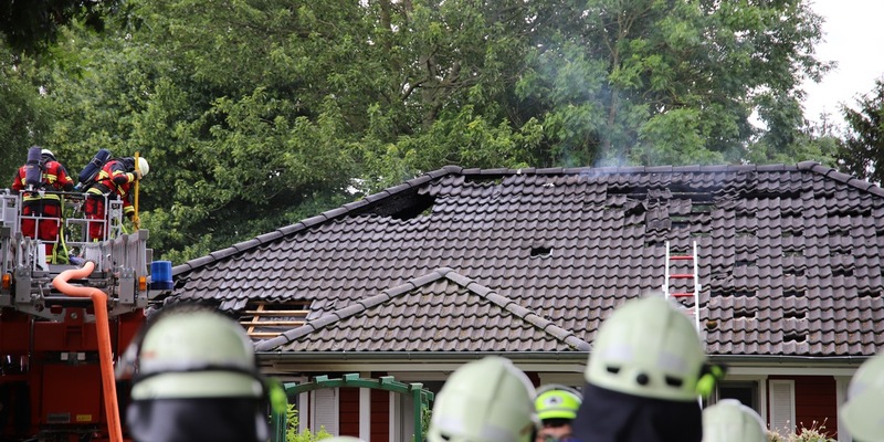 FW-SE: Brennendes Hybrid-Auto greift auf Wohnhaus über - Foto: presseportal.de