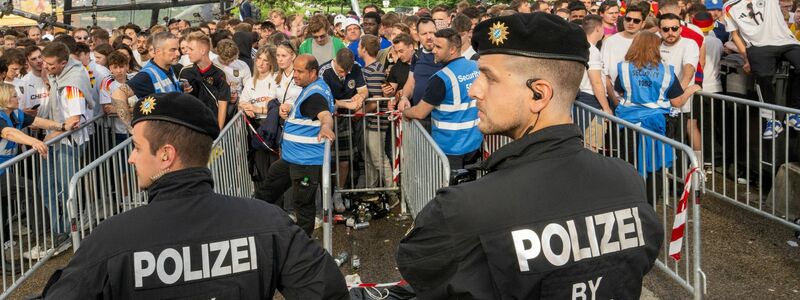 Polizei und Ordner sperren den Zugang zur offiziellen Fanzone im Olympiapark. - Foto: Stefan Puchner/dpa