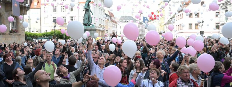 Menschen gedenken in Döbeln der getöteten Valeriia. - Foto: Hendrik Schmidt/dpa