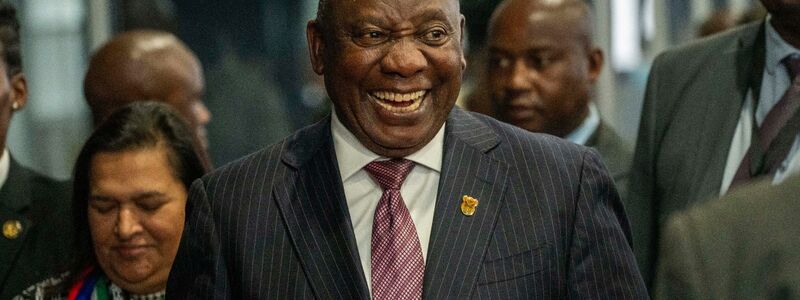 Südafrikas Präsident Cyril Ramaphosa ist von dem neu gewählten Parlament des Landes für eine zweite Amtszeit bestätigt worden. - Foto: Jerome Delay/AP/dpa