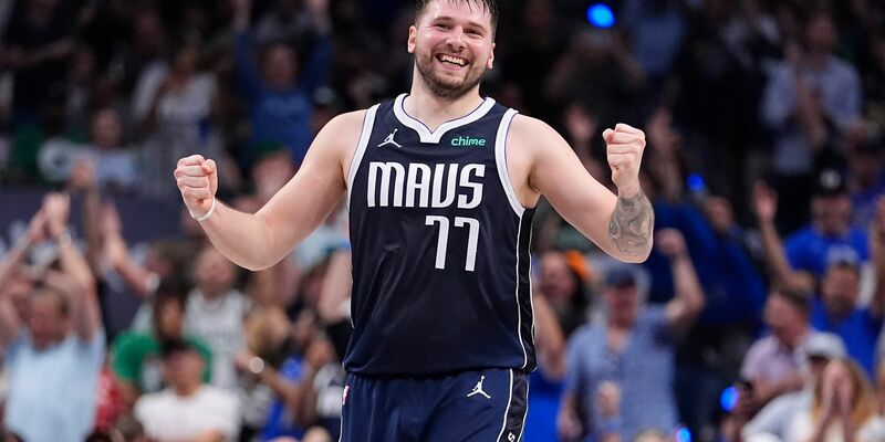 Superstar Luka Doncic von den Dallas Mavericks jubelt über den Sieg gegen die Boston Celtics. - Foto: Julio Cortez/AP/dpa