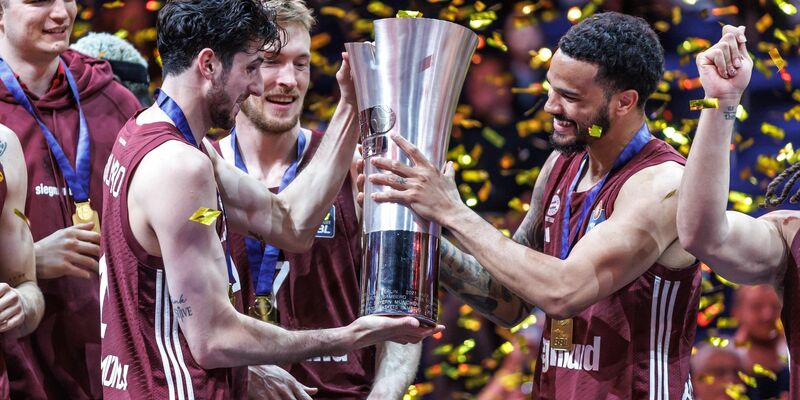 Die Spieler des FC Bayern feiern die deutsche Meisterschaft. - Foto: Andreas Gora/dpa