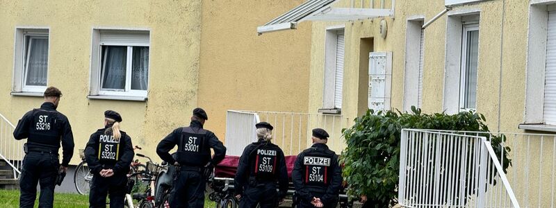 Polizisten am Einsatzort in Wolmirstedt. - Foto: Thomas Schulz/dpa