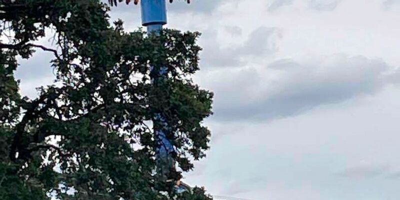 Das Fahrgeschäft bleibt mit den Fahrgästen kopfüber stecken - die Ursache ist noch nicht bekannt. - Foto: Tieanna Joseph Cade/AP/dpa