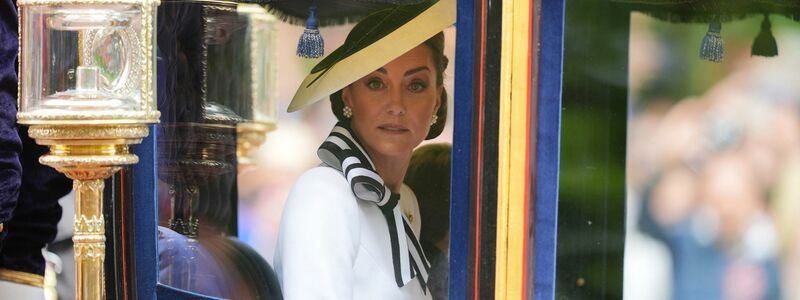 Kate fährt in der Kutsche entlang der Mall zur «Trooping the Colour»-Zeremonie auf der Horse Guards Parade. - Foto: James Manning/PA/AP