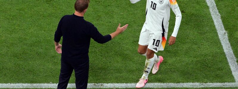 Bundestrainer Julian Nagelsmann beglückwünscht Jamal Musiala zum tollen Spiel. - Foto: Peter Kneffel/dpa