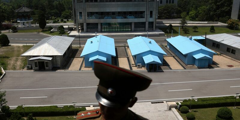 Ein nordkoreanischer Soldat vor einem Gebäudekomplex auf der südkoreanischen Seite der Grenze in der demilitarisierten Zone (DMZ). - Foto: Dita Alangkara/AP/dpa