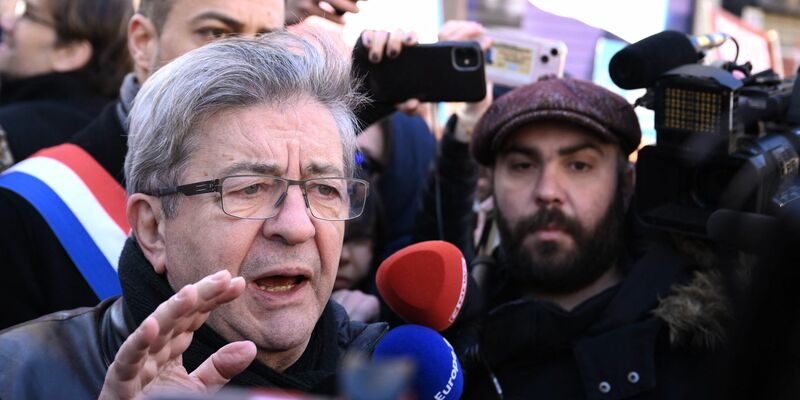 Jean-Luc Mélenchon (l.), Mitglied der linken Partei La France Insoumise (LFI), im Gespräch mit Medienvertretern. - Foto: Nicolas Tucat/AFP/dpa
