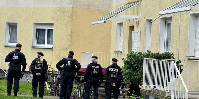 Polizisten haben bei einem Einsatz in Wolmirstedt nördlich von Magdeburg am vergangenen Freitagabend einen Mann erschossen. Dieser hat vorher die Beamten angegriffen. Er starb den Angaben zufolge noch vor Ort. - Foto: Thomas Schulz/dpa