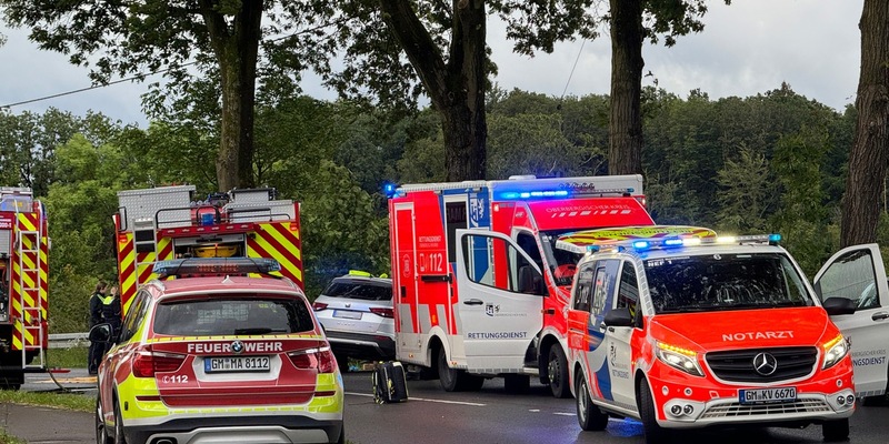 FW Marienheide: PKW prallt frontal gegen Baum - eine Person durch die Feuerwehr aus Fahrzeug befreit - Foto: presseportal.de