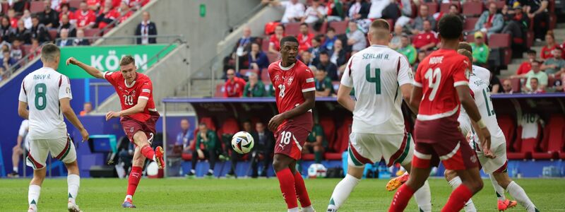 Der Schweizer Michel Aebischer (2.v.l) erzielt das Tor zur 2:0-Führung gegen Ungarn. - Foto: Rolf Vennenbernd/dpa