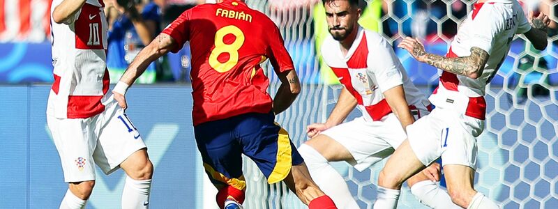 Spaniens Fabian Ruiz (2.v.l) setzt sich zunächst gegen Kroatiens Luka Modric (l-r), Josip Sutalo und Marcelo Brozovic durch und sorgt dann für das zwischenzeitliche 2:0. - Foto: Andreas Gora/dpa