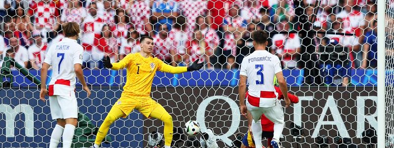 Kroatiens Torhüter Dominik Livakovic (2.v.l) kann das 0:3 durch Spaniens Dani Carvajal (hinten r, verdeckt) nicht verhindern. - Foto: Andreas Gora/dpa