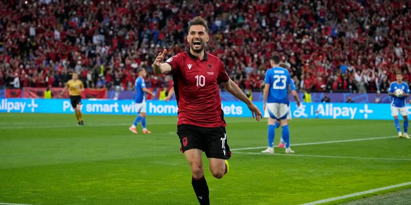 Bereits nach 22 Sekunden: Albaniens Nedim Bajrami jubelt nach seinem Tor. - Foto: Alessandra Tarantino/AP