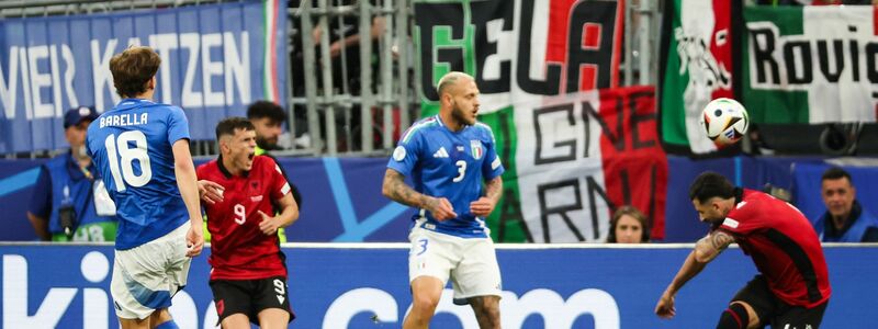 Nicolò Barella (l) sorgte noch vor der Halbzeit für die 2:1-Führung der Squadra Azzurra. - Foto: Friso Gentsch/dpa