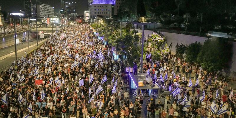 In Tel Aviv und anderen Städten verlangten die Demonstranten von Netanjahu, einem Ende der Kämpfe mit der Hamas als Teil eines Abkommens zuzustimmen. - Foto: Maya Alleruzzo/AP/dpa