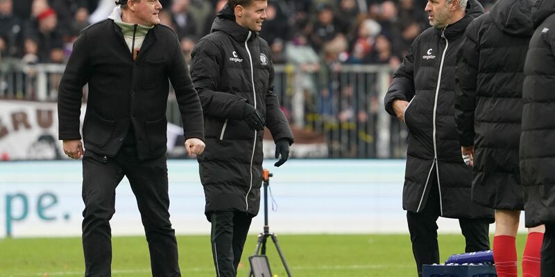 St. Paulis Präsident Oke Göttlich (l) sieht im Abgang von Trainer Fabian Hürzeler auch einen Beleg für gute Arbeit im Club. - Foto: Marcus Brandt/dpa