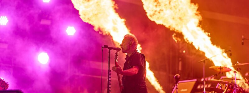 Mike Dirnt, Bassist und Sänger der US-amerikanischen Rockband „Green Day“ beim Festival Rock am Ring. - Foto: Thomas Frey/dpa