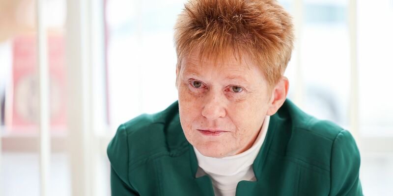 «Nach der Deutschen Einheit wäre die Chance da gewesen für Ost und West und Nord und Süd, sich eine Verfassung anzueignen mit einer Volksabstimmung»: Petra Pau. - Foto: Jan Woitas/dpa