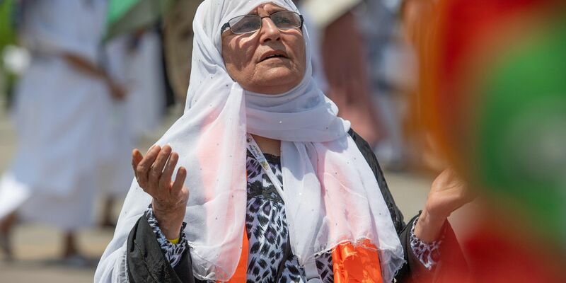 Eine betende Muslimin auf dem Berg Arafat, auch bekannt als Jabal al-Rahma (Berg der Barmherzigkeit) in Mekka. - Foto: Saudi Press Agency/dpa