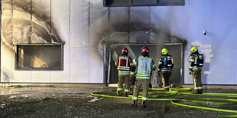 FW Alpen: Großbrand eines Gewerbebetriebes in Alpen - Foto: presseportal.de