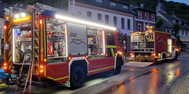 FW Heimbach: Feuerwehr errichtet Sandsackdamm nach Wasserrohrbruch im Heimbacher Stadtzentrum - Foto: presseportal.de