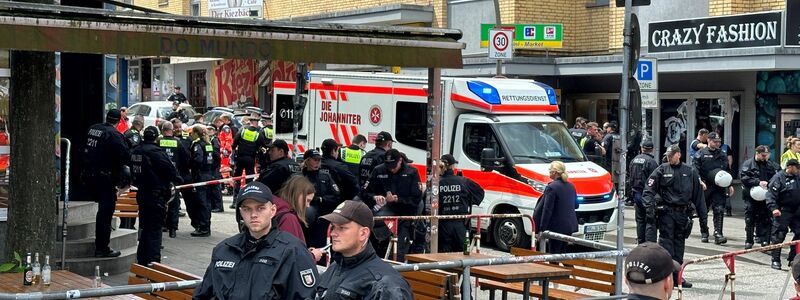 Die Polizei hat einen Bereich nahe der Reeperbahn abgesperrt. Es soll dort zu einem Zwischenfall gekommen sein. - Foto: Steven  Hutchings/dpa