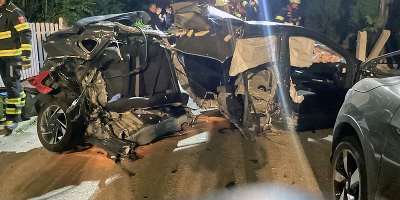 FW-M: Pkw kollidiert mit mehreren geparkten Fahrzeugen (Berg am Laim) - Foto: presseportal.de