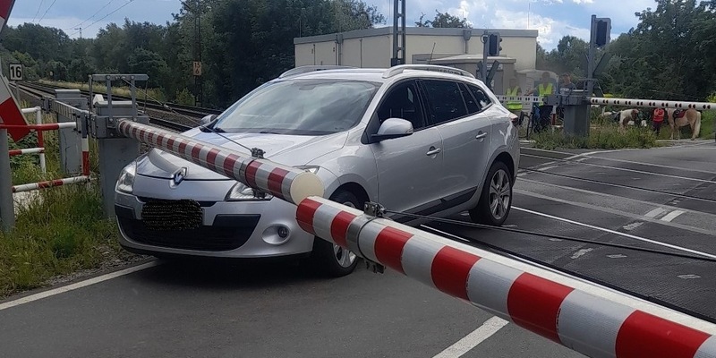 POL-HI: Heisede - Pannen-Pkw blockiert Bahnübergang - Foto: presseportal.de