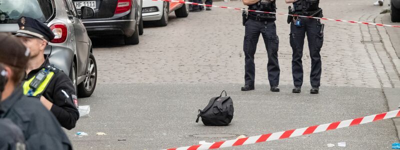 In der Nähe von Tausenden Niederlande-Fans kam es zu einem Polizeieinsatz. Die Motive des Angreifers sind noch unklar. - Foto: Bodo Marks/dpa