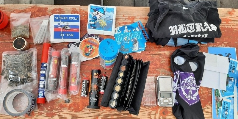 Bundespolizeidirektion München: Endstation Grenzübergang - Bundespolizei verweigert Risikofans die Einreise Mit Bengalos, Sturmhaube und Drogen auf dem Weg zur EM - Foto: presseportal.de