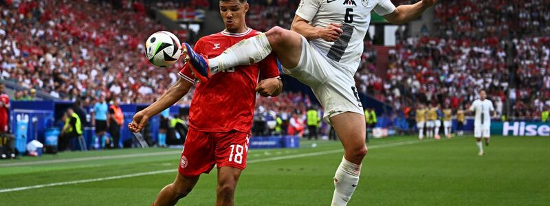 Dänemarks Alexander Bah und Sloweniens Jaka Bijol (r) kämpfen um den Ball. - Foto: Tom Weller/dpa