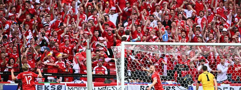 Dänemarks Christian Eriksen (M) dreht jubelnd ab, nachdem er zur 1:0-Führung getroffen hatte. - Foto: Tom Weller/dpa