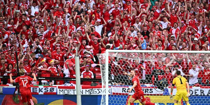 Dänemarks Christian Eriksen (M) dreht jubelnd ab, nachdem er zur 1:0-Führung getroffen hatte. - Foto: Tom Weller/dpa
