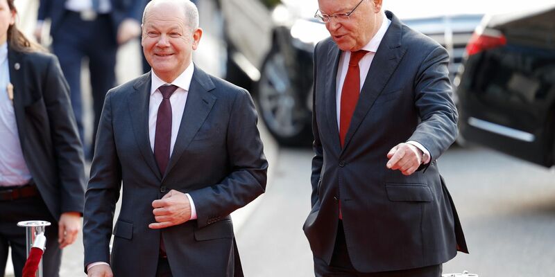 Laut niedersächsische Ministerpräsident Stephan Weil wird Bundeskanzler Olaf Scholz die SPD auch in den nächsten Wahlkampf führen. (Archivfoto) - Foto: Michael Matthey/dpa