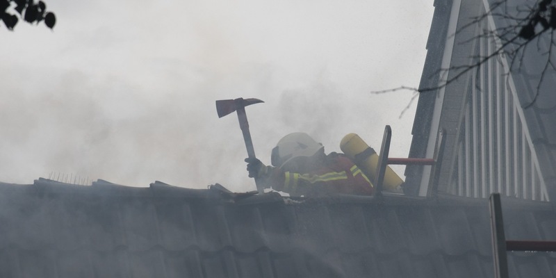 FW-PI: Dachstuhlbrand in Seestermühe von 100 Einsatzkräften erfolgreich bekämpft / Aufwändige Nachlöscharbeiten dauern an - Foto: presseportal.de
