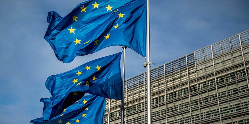 Die EU-Kommission schränkt die Verwendung einiger Ewigkeitschemikalien in Textilien, Kosmetika und Lebensmittelverpackungen ein. (Archivbild) - Foto: Michael Kappeler/dpa