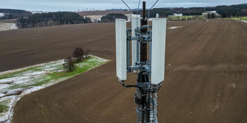 Die Bundesnetzagentur möchte den Ausbau eines flächendeckenden Handynetzes in Deutschland vorantreiben. - Foto: Jan Woitas/dpa